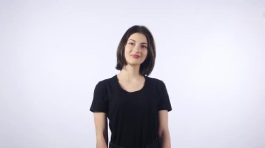 Ön kamera beyaz arka plan üzerinde seyir güzel gülümseyen kadın portresi