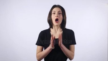 Güzel mutlu kadın olumlu duygular ile beyaz arka plan üzerinde şaşırttı