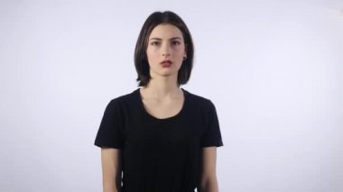 Farklı duygular gösterilen güzel brunet kız. Yakın çekim