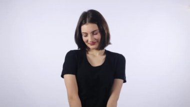 Mahcup kadın. Portre seyir utanç ya da tam güvensizlik izole beyaz arka planda utangaç kadın portre. Olumlu insan duygu yüz ifadesi beden dili. Komik kız