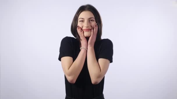 Retrato de close-up de mulher bonita sorrindo isolado no fundo branco — Vídeo de Stock