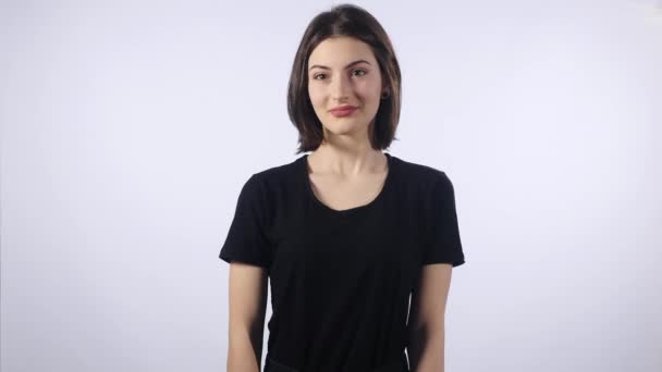 Nahaufnahme Porträt einer hübschen Frau lächelt isoliert auf weißem Hintergrund — Stockvideo