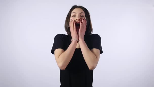 Hermosa mujer feliz sorprendida con emociones positivas sobre fondo blanco — Vídeos de Stock