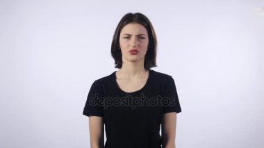 Genç güzel kız beyaz arka plan üzerinde duygu kötü tiksinti,