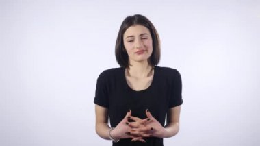 Farklı duygular gösterilen güzel brunet kız. Yakın çekim