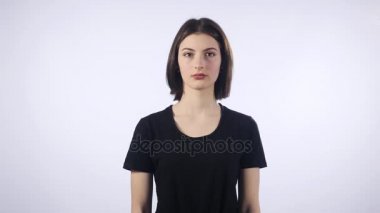 Beyaz arka plan üzerinde kameraya bakarak çok sürpriz bir yüz olan güzel kadın