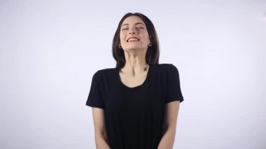 Beyaz arka plan üzerinde kameraya bakarak çok sürpriz bir yüz olan güzel kadın