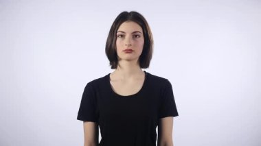 Genç kadın yapma işareti bilmiyorum beyaz arka plan üzerinde