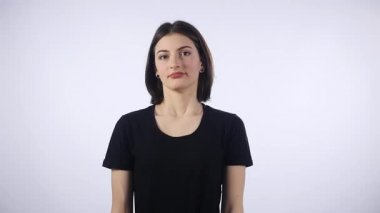 Üzgün genç erkek ile beyaz arka plan üzerinde hayal kırıklığı duran iç geçiriyorum