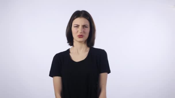 Mooi brunet meisje tonen van verschillende emoties. Close-up — Stockvideo