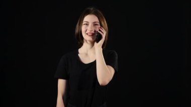 Güzel mutlu genç kadın cep telefonu siyah üzerinde izole söz