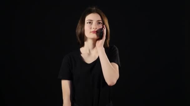 Недовольная женщина говорит по телефону — стоковое видео