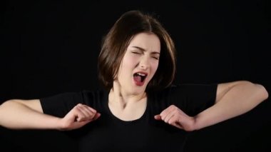 Güzel bir kadın beyaz arka plan üzerinde esnemek