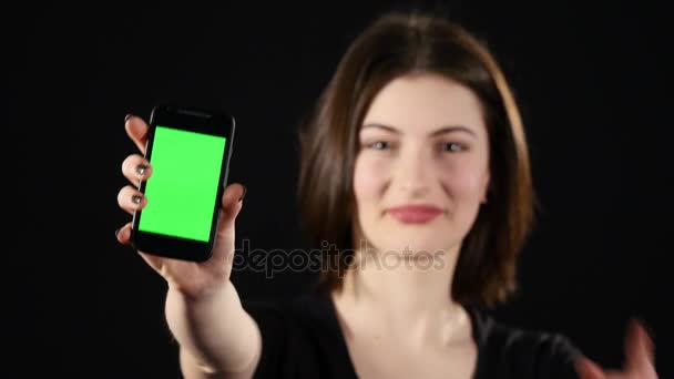 Επικεντρωθεί σε κινητό τηλέφωνο. Νεαρή γυναίκα χέρια δείχνουν οθόνη κενό smartphone απομονώνονται σε πράσινο φόντο και τοποθετώντας το δείκτη στην οθόνη — Αρχείο Βίντεο