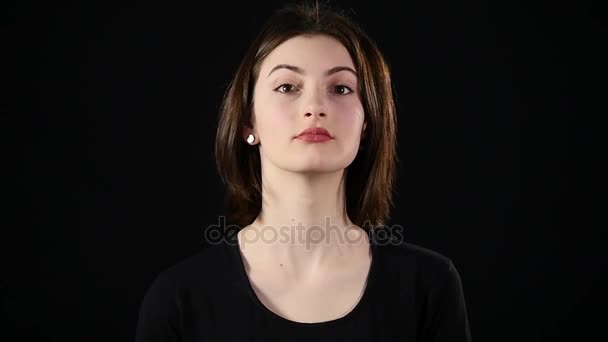 Pulgares mujer feliz dando éxito mano signo sonriente alegre y feliz. aislado sobre fondo negro en estudio — Vídeo de stock