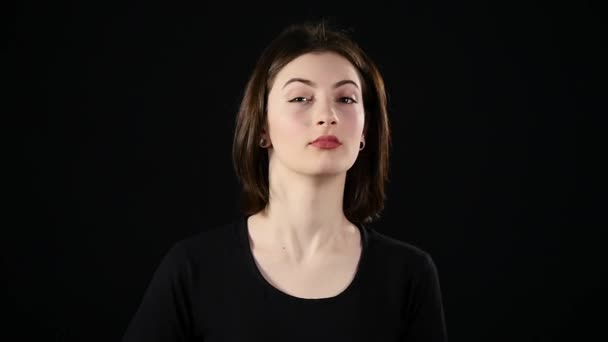 Pulgares mujer feliz dando éxito mano signo sonriendo feliz y alegre guiño. aislado sobre fondo negro en estudio — Vídeo de stock