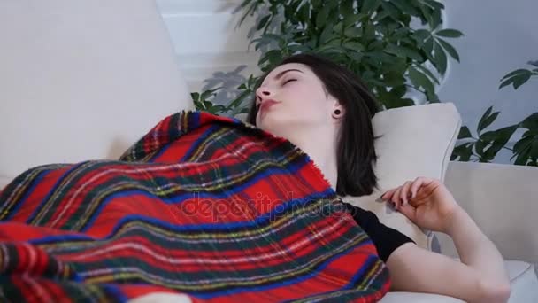 Giovane donna che dorme sul divano di casa — Video Stock