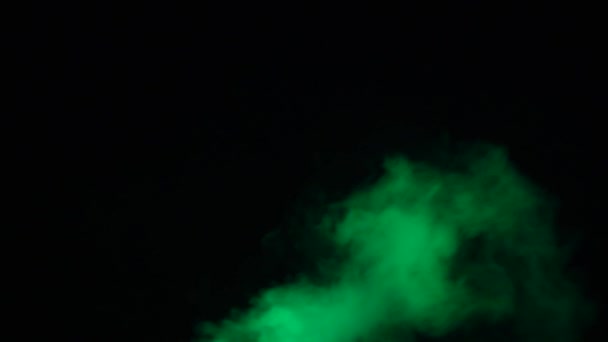 Humo de color verde moviéndose sobre fondo negro — Vídeos de Stock