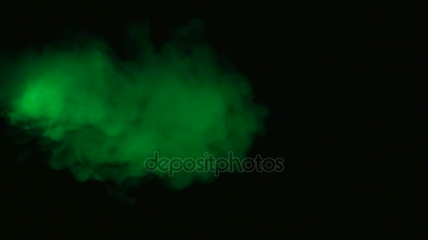 Humo de color verde moviéndose sobre fondo negro — Vídeos de Stock