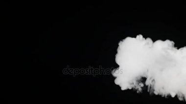 duman bulutlar siyah arka plan üzerine izole