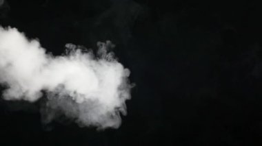 duman bulutlar siyah arka plan üzerine izole