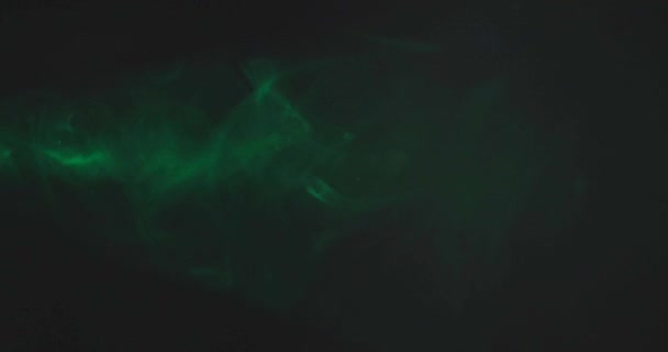 Yeşil siyah bir arka plan üzerinde duman — Stok video
