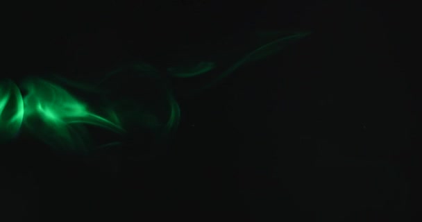 緑、黒の背景上の煙 — ストック動画