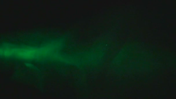 Yeşil siyah bir arka plan üzerinde duman — Stok video