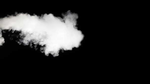 Felhő füst alatt fekete háttér jön — Stock videók