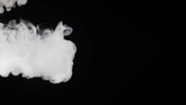 Nuvola di fumo su sfondo nero in arrivo — Video Stock