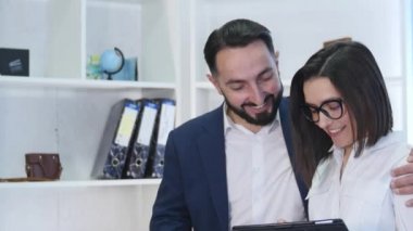 Office dijital Tablet ile iş adamları