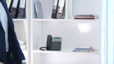 Bilinmeyen iş insanlar el sıkışma yakın çekim