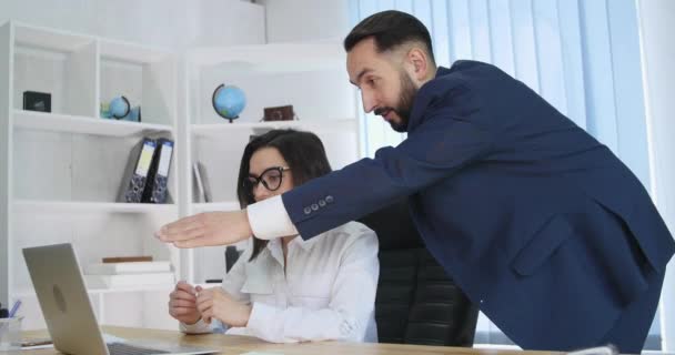 Obrázek dvou úspěšných obchodních partnerů pracujících na schůzce v kanceláři — Stock video