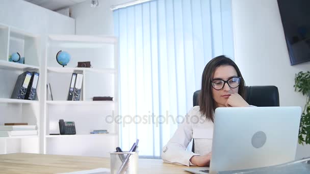 Mujer de negocios en la oficina con ordenador portátil — Vídeos de Stock