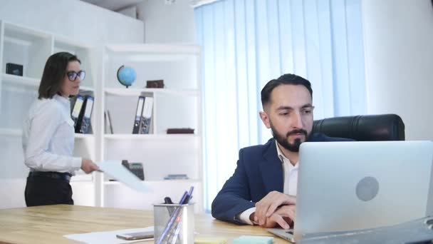 Geschäftsmann im Büro bekommt Rüge von seiner Chefin — Stockvideo