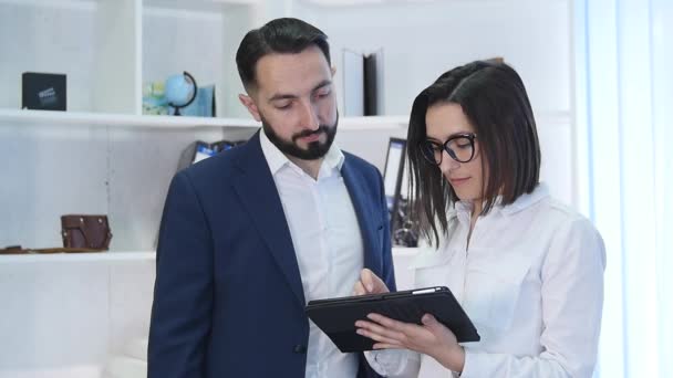 Elektronik tablet üzerinde çalışan satış insanlar — Stok video