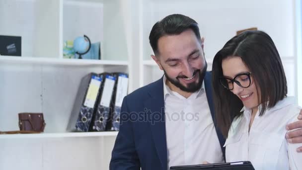 Office dijital Tablet ile iş adamları — Stok video