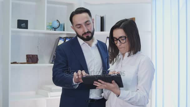 Бизнесмены с цифровыми планшетами в офисе — стоковое видео