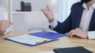 Danışman şirket ofisi ile toplantı istemcileri. İş Kişilik ekibin bir sözleşme imzalamak, sonra mutlu ifade onların elini. Eller closeup çekim