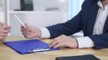 bir sözleşme imzalamadan sonra iki arkadaşları arasında karşılıklı