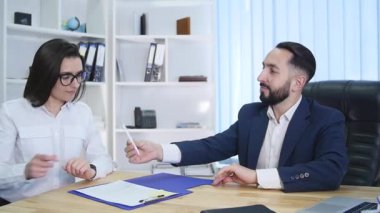 iş, işbirliği, ortaklık, anlaşma ve insanlar kavramı - sözleşme imzalama ve ofiste el sallayarak kadın ve erkek