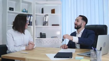 iş, Emlak, anlaşma ve insanlar kavramı - emlakçı ve almak için para ödemeden kadın anahtarları ev