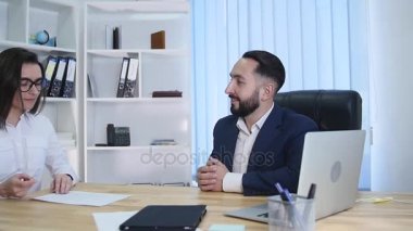 istemci imzalama Makaleler ve arabanın anahtarlarını alır