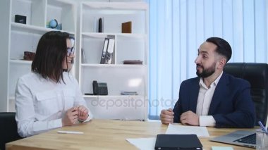 Sözleşme imzalama ve anahtarları kadın istemciye verilmesi emlakçı