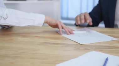 istemci imzalama Makaleler ve arabanın anahtarlarını alır