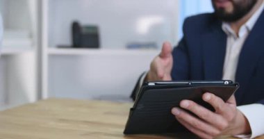 İş kişi ortaklık dijital Tablet işbirliği Office kullanarak konuşuyor