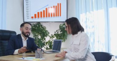 İş kişi ortaklık dijital Tablet işbirliği Office kullanarak konuşuyor