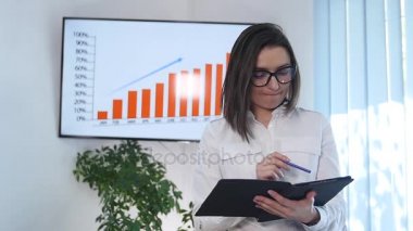 Mutlu kadın Yöneticisi için taşınabilir dijital tablet çalışması sırasında gülümseyen modern ofis iç, genç akıllı kadın Sekreter ayakta