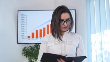 Ofisinde Dijital Tableti olan Olgun İş Kadını