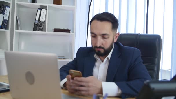 Manager of the company texting in the office — Stock Video